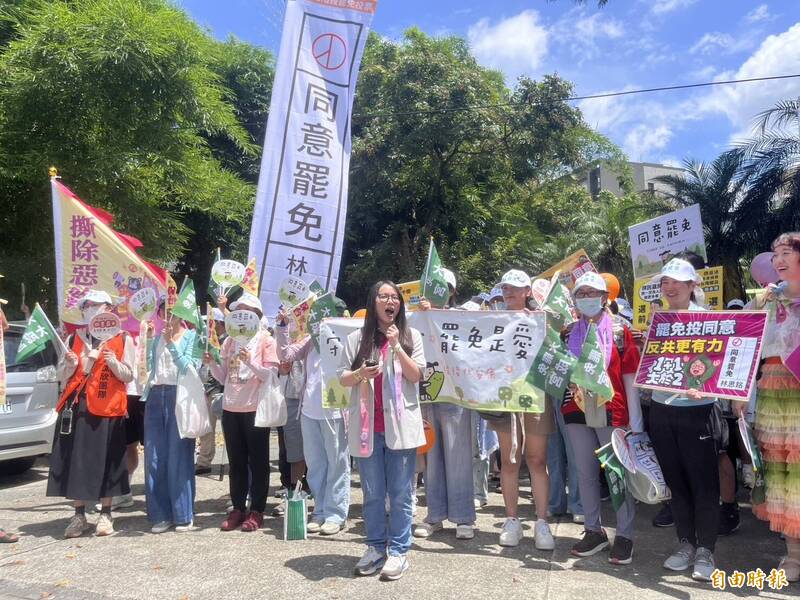 「撕除惡銘」公民團體領銜人謝婷婷呼籲,竹二加入第二波罷免行列後,需要所有罷團和鄉親一起加油,互相支援,同島一命!(記者廖雪茹攝) 「撕除惡銘」公民團體領銜人謝婷婷呼籲,竹二加入第二波罷免行列後,需要所有罷團和鄉親一起加油,互相支援,同島一命!(記者廖雪茹攝)