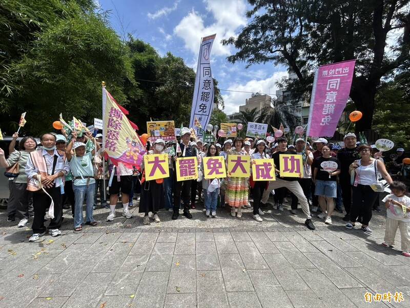 「護國大遶境」今早10點許來到新竹縣,200多名鄉親和罷團志工不畏炎熱齊聚竹東林業展示館前,呼籲用罷免同意票下架林思銘。(記者廖雪茹攝) 「護國大遶境」今早10點許來到新竹縣,200多名鄉親和罷團志工不畏炎熱齊聚竹東林業展示館前,呼籲用罷免同意票下架林思銘。(記者廖雪茹攝)