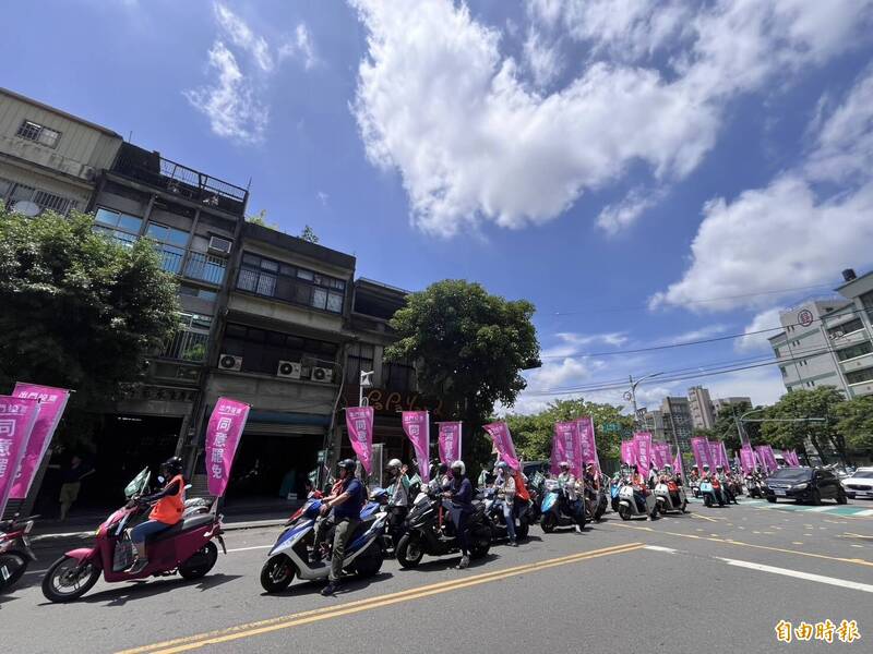 「護國大遶境」新竹縣場,今天上午在竹東鎮車隊掃街。(記者廖雪茹攝) 「護國大遶境」新竹縣場,今天上午在竹東鎮車隊掃街。(記者廖雪茹攝)