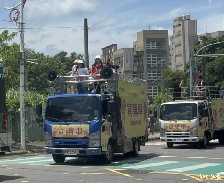 「護國大遶境」新竹縣場,今天上午在竹東鎮車隊掃街。(記者廖雪茹攝) 「護國大遶境」新竹縣場,今天上午在竹東鎮車隊掃街。(記者廖雪茹攝)