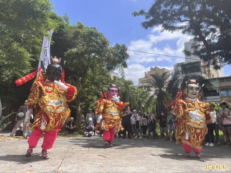 「護國大遶境」新竹縣場在三太子精彩表演後展開路掃和車掃。(記者廖雪茹攝) 「護國大遶境」新竹縣場在三太子精彩表演後展開路掃和車掃。(記者廖雪茹攝)