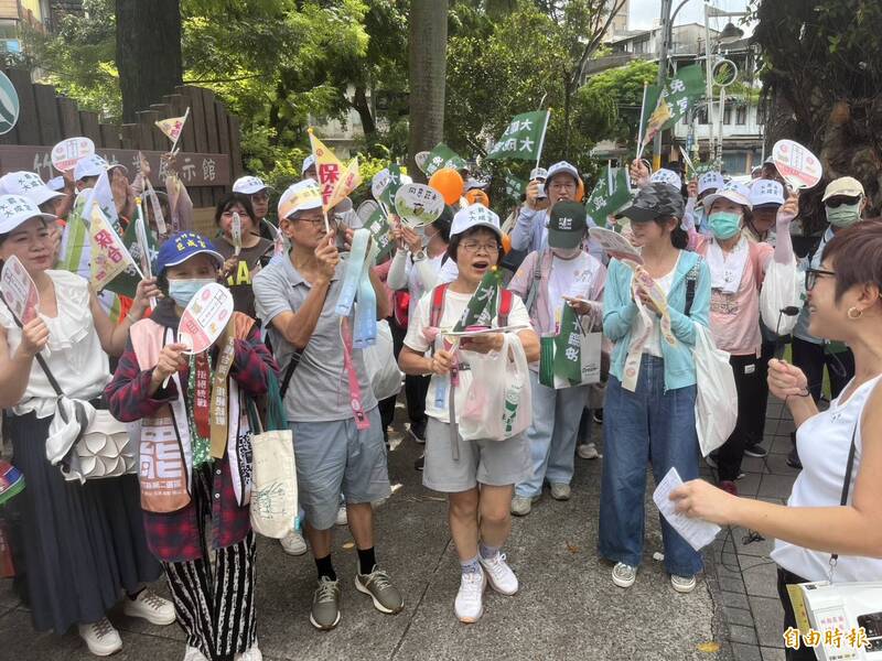 「護國大遶境」新竹縣有許多親子家庭參加。(記者廖雪茹攝) 「護國大遶境」新竹縣有許多親子家庭參加。(記者廖雪茹攝)