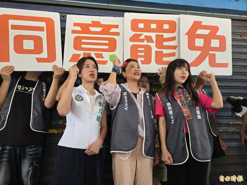 民進黨立委黃捷(右)、林楚茵(中)及新北市議員戴瑋姍,陪同公民團體「板橋大刪元」掃街宣傳。(記者賴筱桐攝) 民進黨立委黃捷(右)、林楚茵(中)及新北市議員戴瑋姍,陪同公民團體「板橋大刪元」掃街宣傳。(記者賴筱桐攝)
