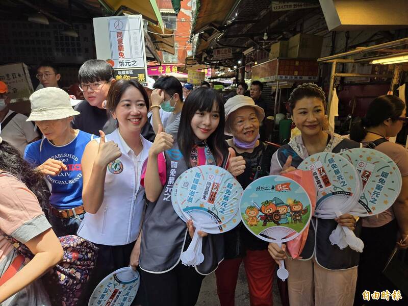 民進黨立委黃捷(左二)、林楚茵(右)到新北市瑞億市場宣傳投同意罷免票。(記者賴筱桐攝) 民進黨立委黃捷(左二)、林楚茵(右)到新北市瑞億市場宣傳投同意罷免票。(記者賴筱桐攝)