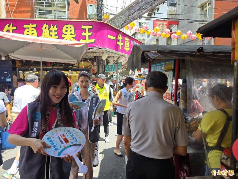 民進黨立委黃捷(前)和林楚茵到市場陪同「板橋大刪元」宣傳罷免國民黨立委葉元之。(記者賴筱桐攝) 民進黨立委黃捷(前)和林楚茵到市場陪同「板橋大刪元」宣傳罷免國民黨立委葉元之。(記者賴筱桐攝)