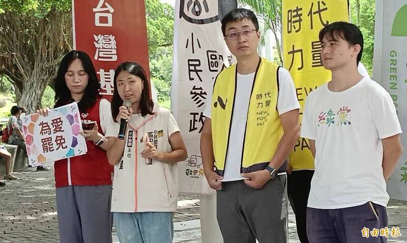 國民黨在立院通過普發1萬元現金,小民參政歐巴桑聯盟台中市黨部主任陳怡萱(左2)今天批評是毀憲亂政。(記者陳建志攝) 國民黨在立院通過普發1萬元現金,小民參政歐巴桑聯盟台中市黨部主任陳怡萱(左2)今天批評是毀憲亂政。(記者陳建志攝)
