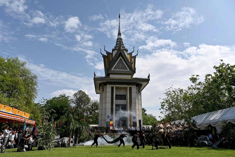 圖為年5月20日，柬埔寨學生於金邊郊區的「瓊邑克」（Choeung Ek）滅絕中心，演出赤柬暴行重現劇，悼念「追思日」。（法新社）