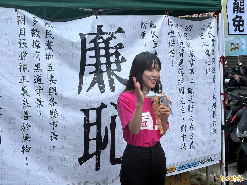 黃捷指出,可以每天分享一則立委不適任的案例,讓朋友得知立委癱瘓憲法法庭、通過親中法案等作為。(記者陳奕劭攝) 黃捷指出,可以每天分享一則立委不適任的案例,讓朋友得知立委癱瘓憲法法庭、通過親中法案等作為。(記者陳奕劭攝)