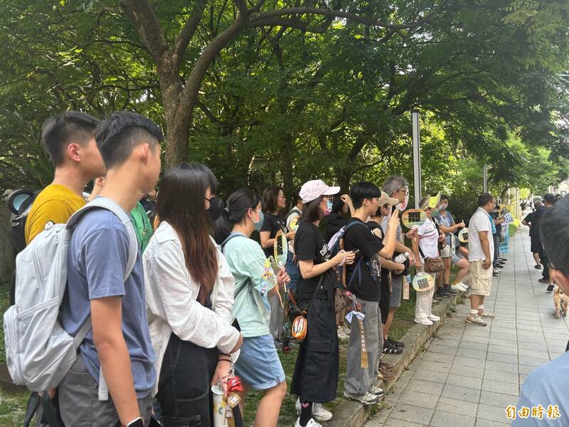 「雙和罷團」邀請黃捷、女神下午茶出席中和區四號公園「週末開講」,吸引多人圍觀。(記者陳奕劭攝) 「雙和罷團」邀請黃捷、女神下午茶出席中和區四號公園「週末開講」,吸引多人圍觀。(記者陳奕劭攝)