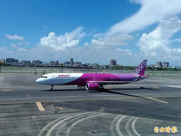樂桃航空高雄飛日本班機今返回降落後再度起飛。圖為飛航高雄與日本關西機場的樂桃班機。(資料照,記者洪定宏攝) 樂桃航空高雄飛日本班機今返回降落後再度起飛。圖為飛航高雄與日本關西機場的樂桃班機。(資料照,記者洪定宏攝)
