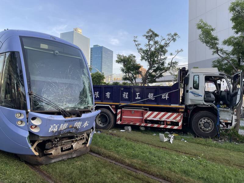 高雄輕軌傍晚遭大貨車撞擊,乘客與貨車司機6人受輕傷。(高捷提供) 高雄輕軌傍晚遭大貨車撞擊,乘客與貨車司機6人受輕傷。(高捷提供)