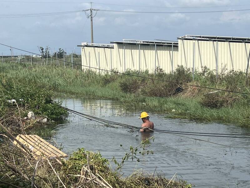 立委蔡易餘Po台電工人辛苦搶修的工作畫面。(擷取自蔡易餘 家己人/臉書) 立委蔡易餘Po台電工人辛苦搶修的工作畫面。(擷取自蔡易餘 家己人/臉書)