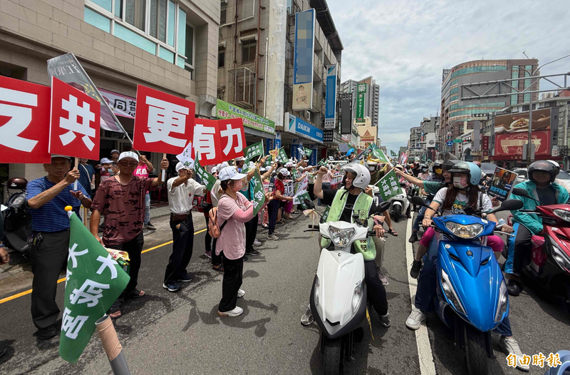 護國大遶境車隊獲民眾熱烈支持。（資料照）