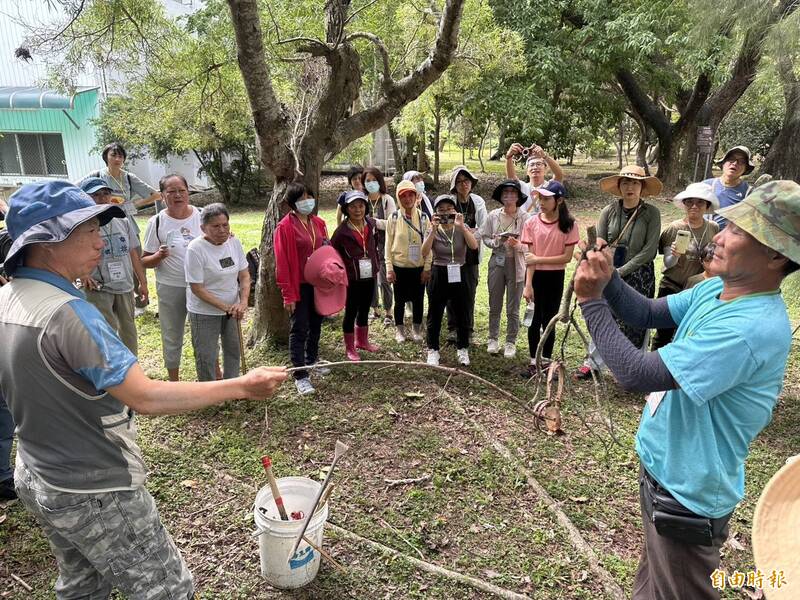 保力溪生態療癒獵人學校吸睛。(記者蔡宗憲攝) 保力溪生態療癒獵人學校吸睛。(記者蔡宗憲攝)