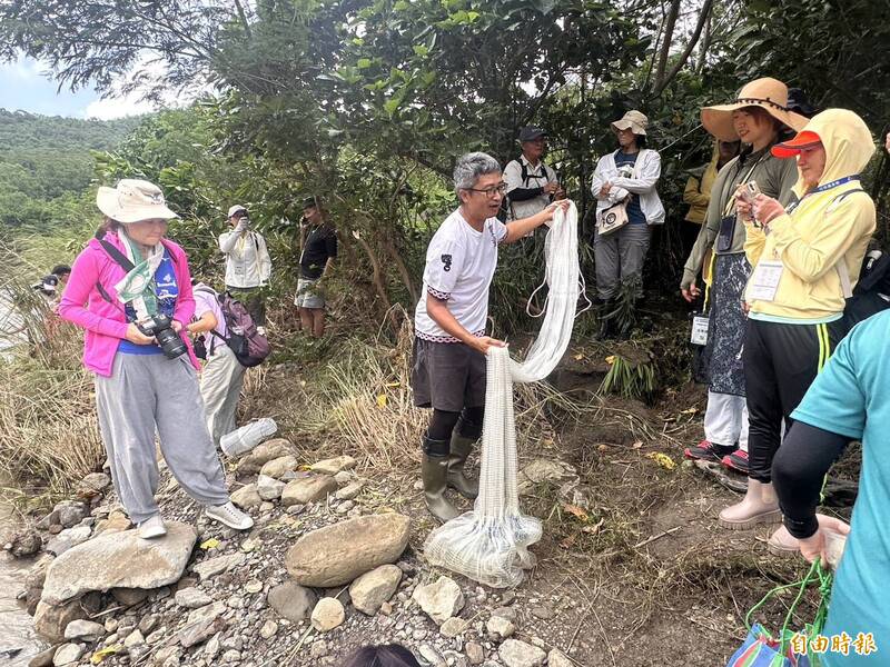 獵人耆老傳授漁獵方式。(記者蔡宗憲攝) 獵人耆老傳授漁獵方式。(記者蔡宗憲攝)