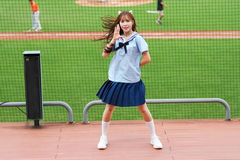 統一獅UniGirls韓籍新成員文慧真換穿家齊高中制服登場。(統一獅提供) 統一獅UniGirls韓籍新成員文慧真換穿家齊高中制服登場。(統一獅提供)