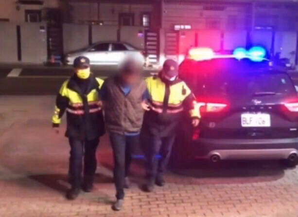 老哥啃老還攻擊媽媽 弟持球棒打死他一審輕判3年