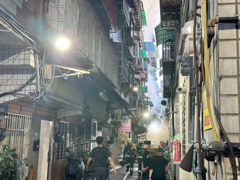 火警現場消防人員射水灌救中。（記者徐聖倫翻攝）