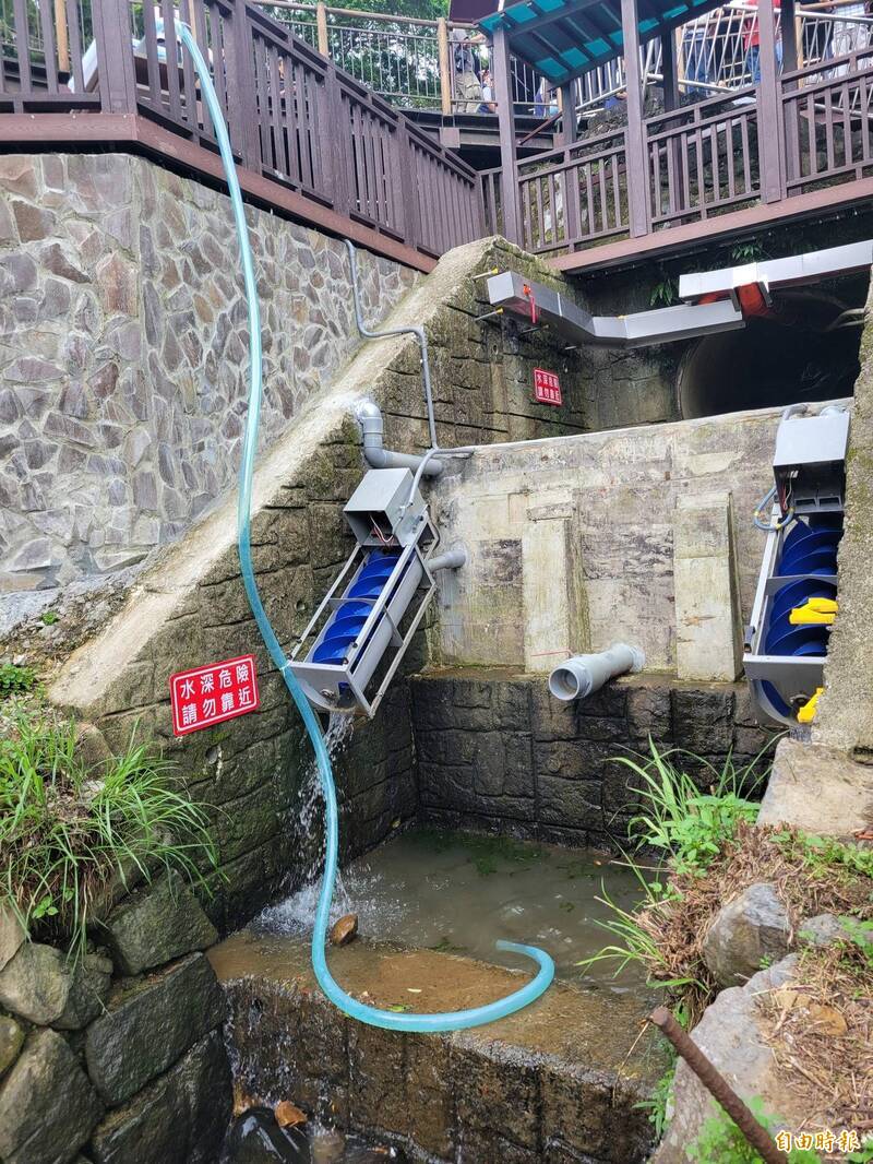 白石湖污水處理設施今天啟用,處理過的污水經蓄水池匯集水流,可進行水力發電。(記者何玉華攝) 白石湖污水處理設施今天啟用,處理過的污水經蓄水池匯集水流,可進行水力發電。(記者何玉華攝)