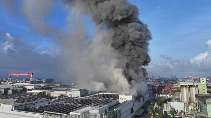 高雄超級電池工廠火災,成品區發生火警,大量濃煙造成15傷。(民眾提供) 高雄超級電池工廠火災,成品區發生火警,大量濃煙造成15傷。(民眾提供)