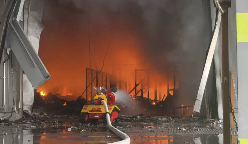 高雄超級電池工廠火災,成品區引爆火警濃煙。(民眾提供) 高雄超級電池工廠火災,成品區引爆火警濃煙。(民眾提供)