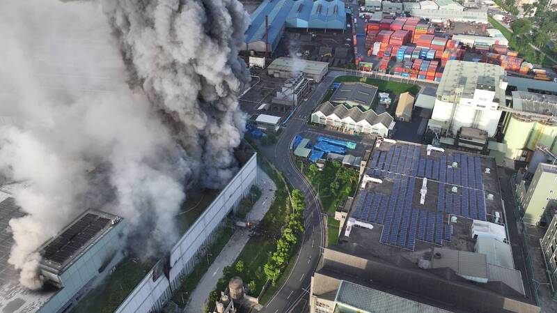 高雄超級電池工廠火災,成品區發生火警,大量濃煙冒出,造成15傷。(民眾提供) 高雄超級電池工廠火災,成品區發生火警,大量濃煙冒出,造成15傷。(民眾提供)