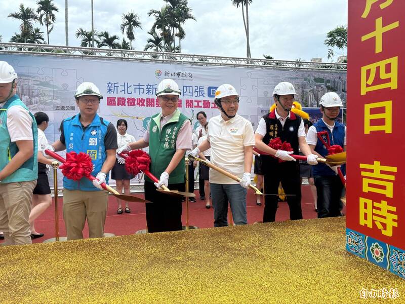 市長侯友宜(中)主持開工動土典禮,宣布啟動十四張區段徵收案。(記者陳奕劭攝) 市長侯友宜(中)主持開工動土典禮,宣布啟動十四張區段徵收案。(記者陳奕劭攝)