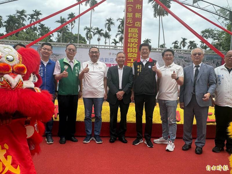 市長侯友宜參與十四張區段徵收案動土儀式,與立委羅明才(右4)市議員陳永福(左3)、黃心華(左2)合影。(記者陳奕劭攝) 市長侯友宜參與十四張區段徵收案動土儀式,與立委羅明才(右4)市議員陳永福(左3)、黃心華(左2)合影。(記者陳奕劭攝)
