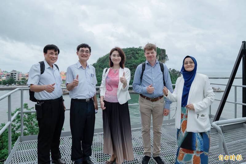 國內外氣膠領域研究學者到訪中山大學。(記者許麗娟攝) 國內外氣膠領域研究學者到訪中山大學。(記者許麗娟攝)