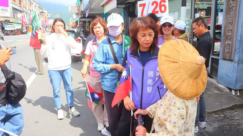 罷免傅崐萁的公民團體準備中華民國國旗高呼:「心中有國旗、罷免傅崐萁」。(記者王錦義攝) 罷免傅崐萁的公民團體準備中華民國國旗高呼:「心中有國旗、罷免傅崐萁」。(記者王錦義攝)