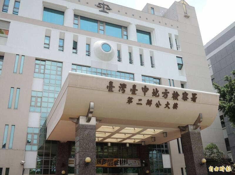涉及台中「豐原五口命案」的李姓團購主,今天遭台中地檢署拘提,經訊問後認為有羈押必要,向法院聲請羈押、禁見。(記者陳建志攝) 涉及台中「豐原五口命案」的李姓團購主,今天遭台中地檢署拘提,經訊問後認為有羈押必要,向法院聲請羈押、禁見。(記者陳建志攝)