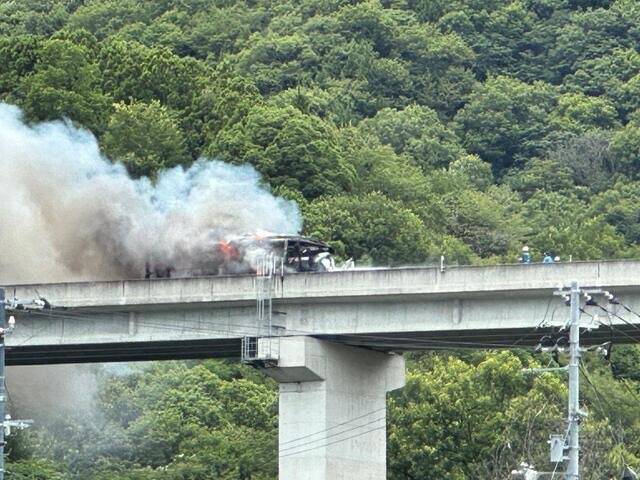 日本德島高速公路發生巴士與卡車相撞事故，造成2人死亡、4人重傷、8人輕傷。（圖擷自@world_X25帳號）