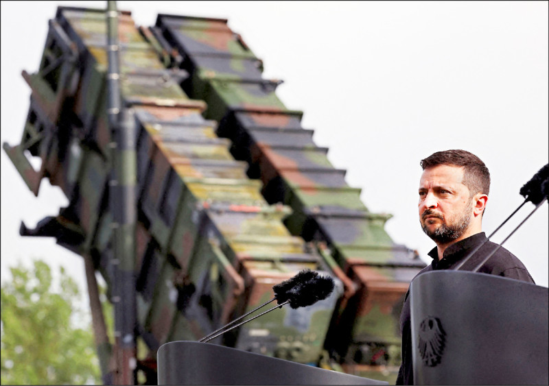 美國總統川普宣布，將向烏克蘭提供更多「愛國者」飛彈防禦系統，甚至可能提供可深入攻擊俄羅斯本土的長程飛彈等攻擊性武器。圖為烏克蘭總統澤倫斯基2024年6月訪問德國，參觀愛國者飛彈的訓練基地。（路透檔案照）