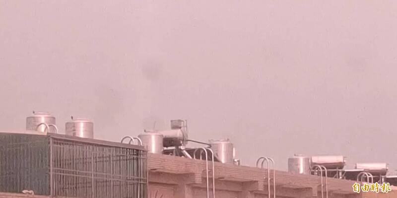 嘉義清晨大雷雨，閃電照耀天空。（記者林宜樟攝）