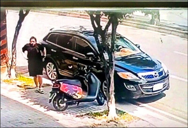豐原5口命案關鍵人之一的李女(李團長)被羈押禁見,圖為李女到當舖找王家姊妹蓋印章,辦理抵押房屋貸款的畫面。(資料照,民眾提供) 豐原5口命案關鍵人之一的李女(李團長)被羈押禁見,圖為李女到當舖找王家姊妹蓋印章,辦理抵押房屋貸款的畫面。(資料照,民眾提供)