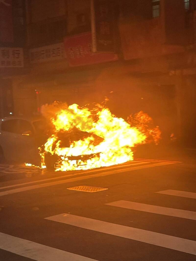 BMW瞬間燒成火球。（民眾提供）