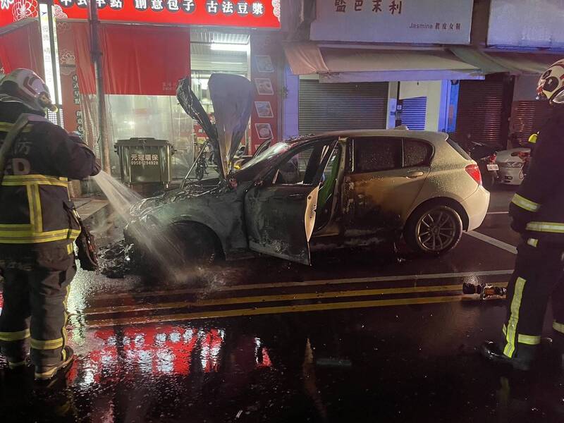 消防人員緊急灌救。（民眾提供）