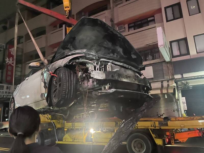 BMW車頭燒毀。（民眾提供）