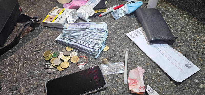 警方搜出贓款10萬餘元,毒品吸食器等證物。(記者陸運鋒翻攝) 警方搜出贓款10萬餘元,毒品吸食器等證物。(記者陸運鋒翻攝)