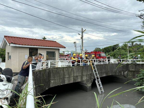 消防人員沿著八堡二圳搜尋落水婦人。（民眾提供）