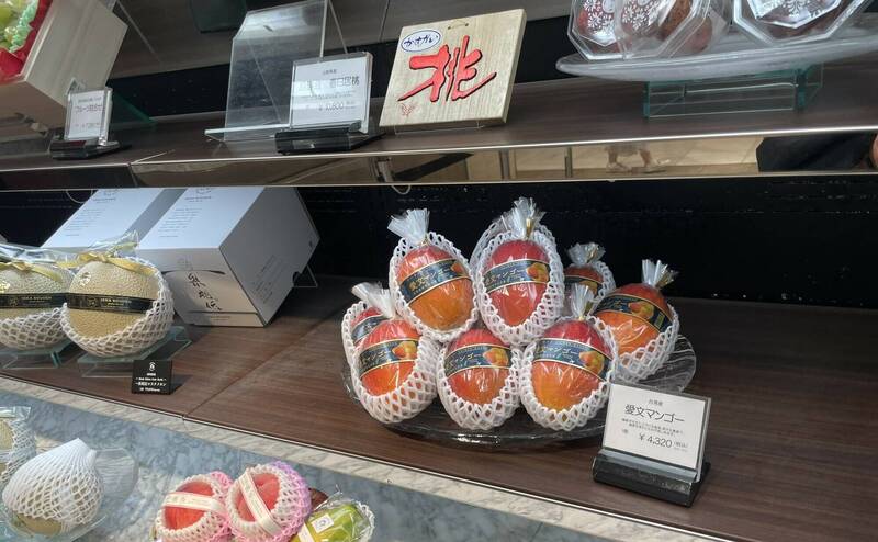 台南頂級愛文在東京新宿伊勢丹百貨的超市上架，一顆售價為4320日圓，創下新高紀錄。（林易辰提供）