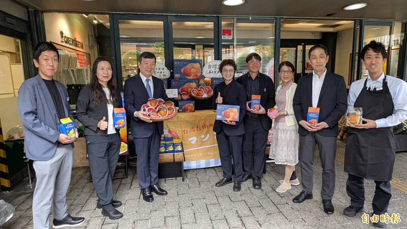 台南芒果連續第2年在日本精品超市「Queen's伊勢丹」上架，台南市副市長趙卿惠（右4）率上架廠商舉辦試吃會，駐日代表李逸洋（左3）到場助陣。（記者林翠儀攝）