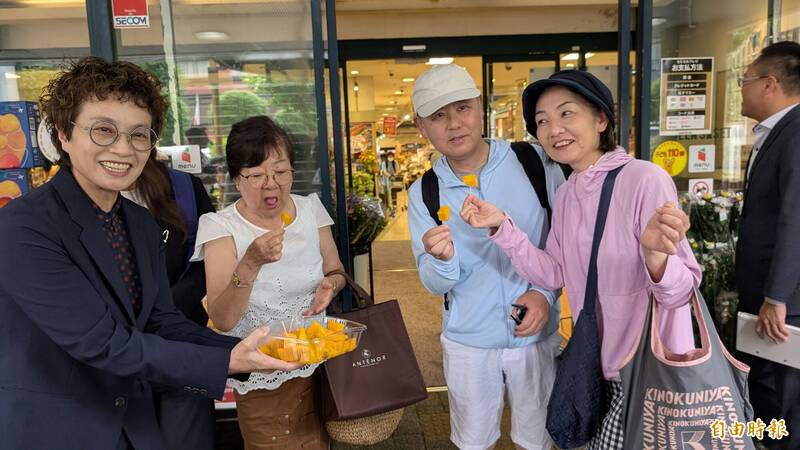 台南市副市長趙卿惠（左）請民眾試吃台南芒果。（記者林翠儀攝）