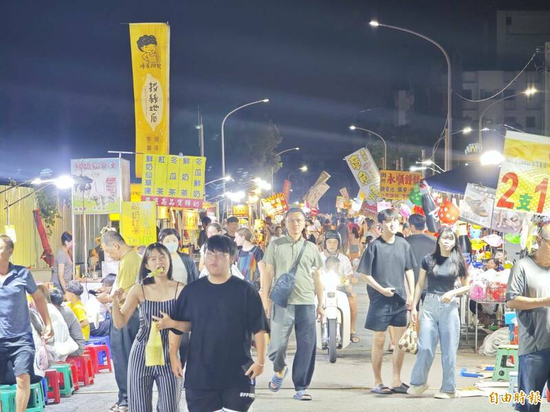 潮州愛國路夜市。（記者陳彥廷攝）