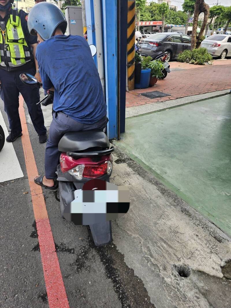 蔡姓男子演習時騎車趴趴走，警方要開罰。（民眾提供）