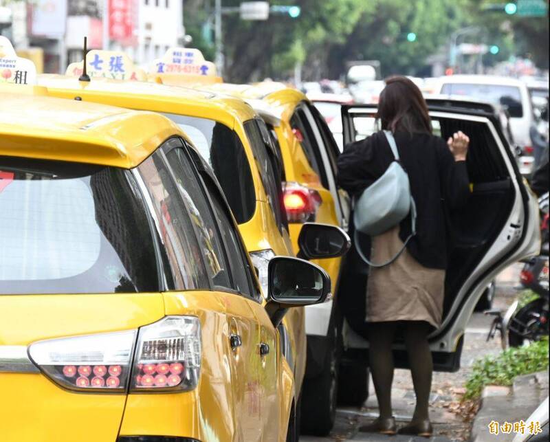 聊政治不怕踩雷？小黃司機曝：「這1黨」乘客最輕鬆自在