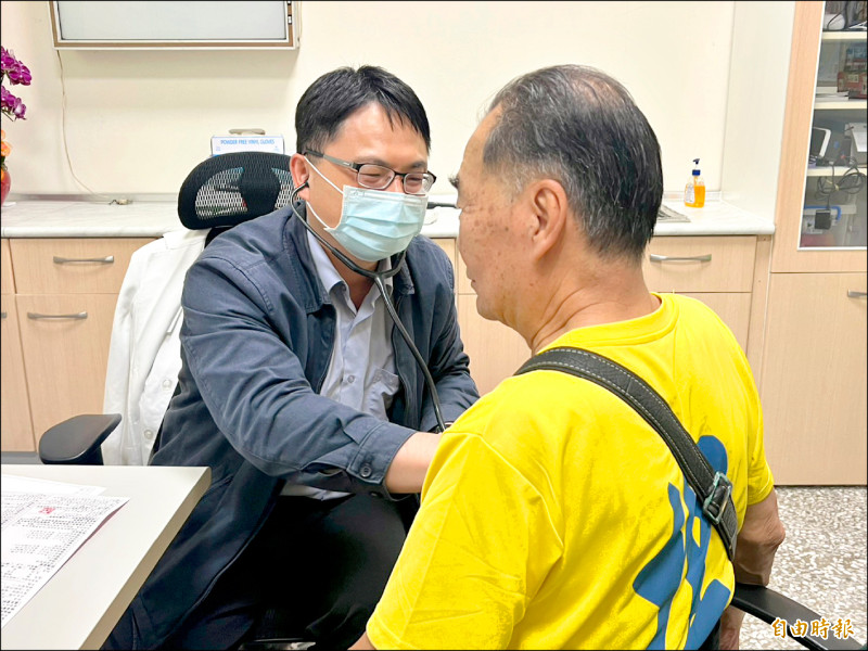 古坑鄉衛生所醫師出缺三年,新任醫師陳盈谷到任半個月,病患說,陳盈谷態度親切、問診詳細。
(記者黃淑莉攝) 古坑鄉衛生所醫師出缺三年,新任醫師陳盈谷到任半個月,病患說,陳盈谷態度親切、問診詳細。
(記者黃淑莉攝)