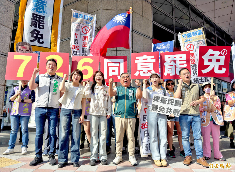 民進黨台北市議員王閔生（前排左起）、簡舒培、立委吳沛憶、市議員劉耀仁、趙怡翔（右一）等人，昨與罷團催票，呼籲罷免不適任藍委。（記者劉信德攝）