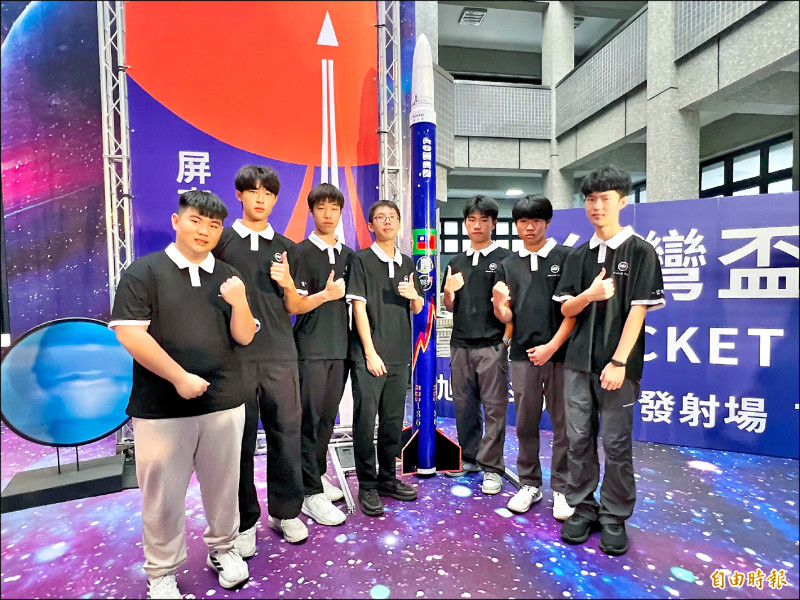 屏科實中學生花了一個學期完成火箭，將代表屏東縣參加首屆台灣盃火箭競賽。（記者羅欣貞攝）