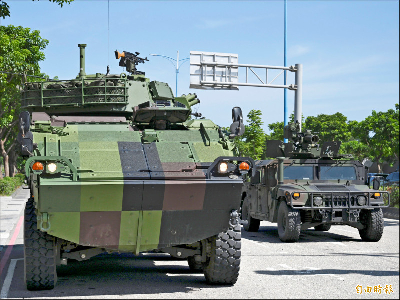 機步269旅在八里模擬解放軍登陸,圖為CM-34雲豹甲車(左)與拖式2B飛彈發射車(右)。(記者陳逸寬攝) 機步269旅在八里模擬解放軍登陸,圖為CM-34雲豹甲車(左)與拖式2B飛彈發射車(右)。(記者陳逸寬攝)